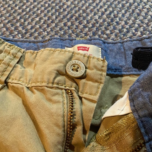 Levi cargo shorts. Sz 4 (3-4 yrs). Khaki color. 2 cargo pockets velcro closure. - Picture 4 of 7